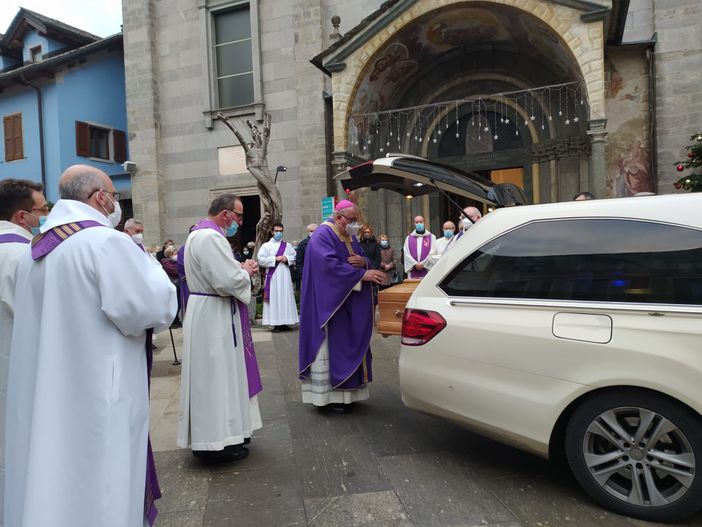 Anche il vescovo al funerale di don Luciano Tomola