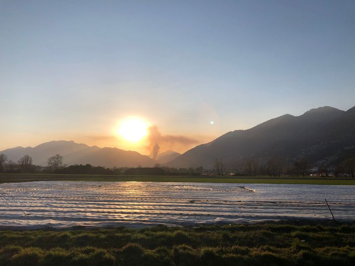 Un'altra giornata difficile per i frontalieri a causa dell'incendio nella Centovalli