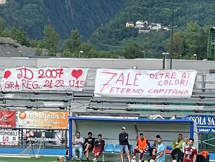 Gli ultras della Juve Domo omaggiano Ale Grazioli, il capitano del Sizzano morto di leucemia a marzo Gli ultras della Juve Domo omaggiano Ale Grazioli, il capitano del Sizzano morto di leucemia a marzo