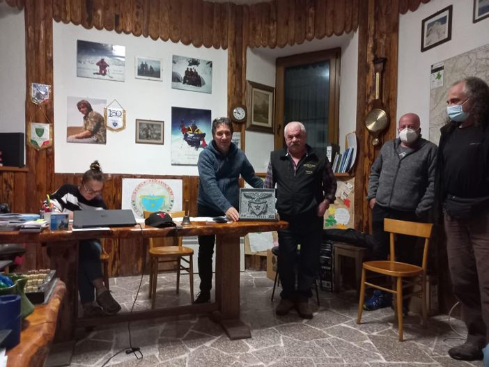 Lo scultore Valerio Patritti dona una targa al Cai Vigezzo