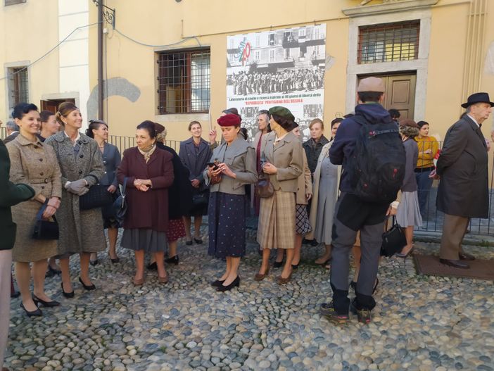 In piazza mercato vecchie auto e vestiti d'epoca per le riprese del film di Giorgio Diritti