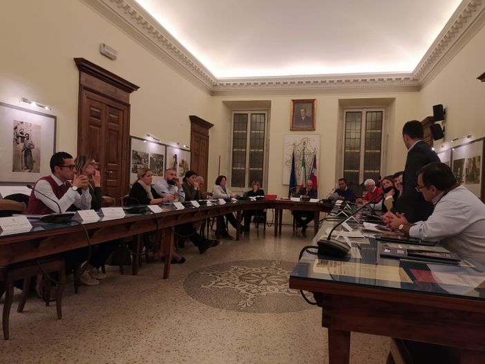 Niente panchina rossa in segno di solidarietà alle donne iraniane