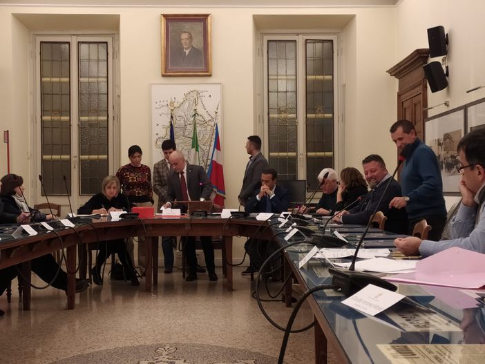 In consiglio comunale un minuto di silenzio per le vittime dell'alluvione di Ischia. VIDEO In consiglio comunale un minuto di silenzio per le vittime dell'alluvione di Ischia. VIDEO