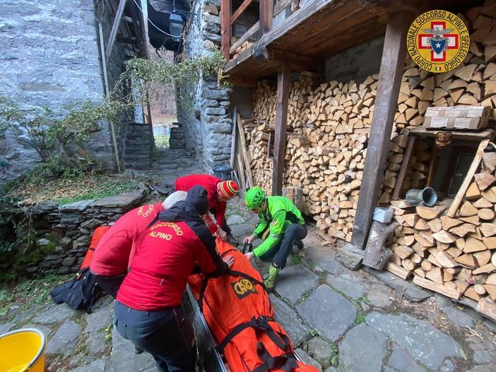 L'ambulanza non riesce ad arrivare per la strada ghiacciata, parto in casa per una donna a Borgomezzavalle