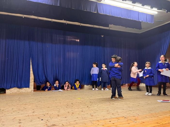 Alunni delle Milani in scena per la Giornata mondiale di consapevolezza dell’autismo