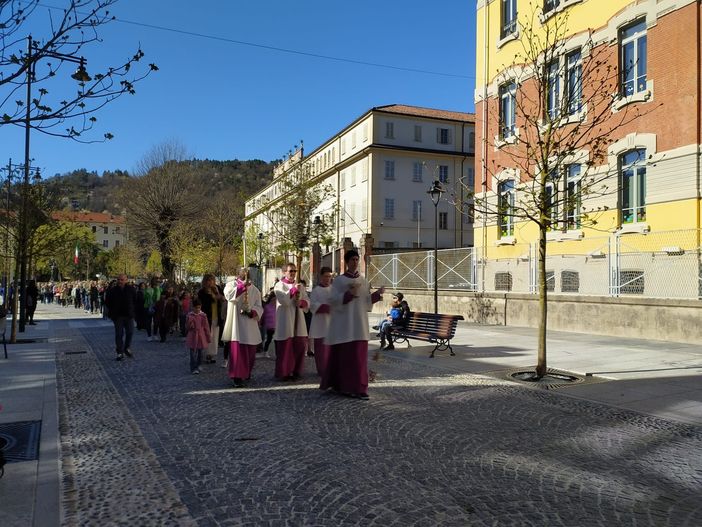 Tanta gente alla processione della domenica delle Palme a Domo FOTO E VIDEO