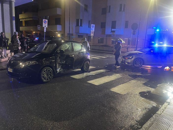 Scontro tra due auto in centro a Domo