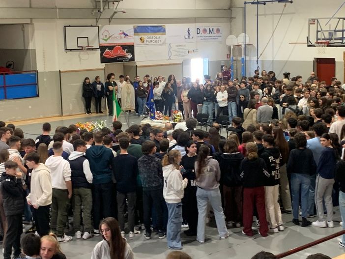 Morte del professor Ragozza, la camera ardente allestita nella palestra del 'suo' liceo FOTO e VIDEO