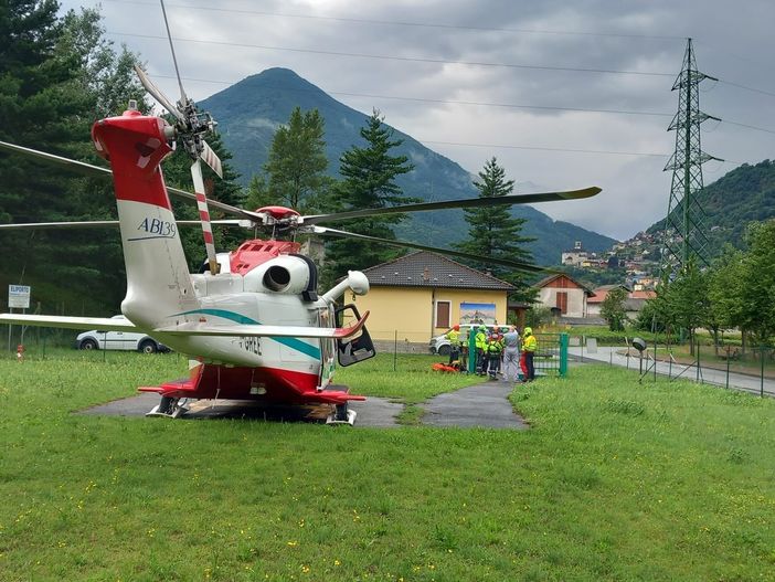 L''elicottero del 118 alla piazzola di Villa prima del sorvolo dell'area dove si trova il turista tedesco ferito