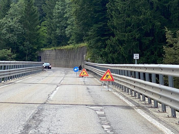 Salta un giunto sul viadotto dopo Re. I frontalieri: "Anas intervenga per mettere in sicurezza la strada"