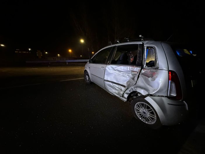 Scontro tra un'auto e un camion tra Villa e Beura FOTO Scontro tra un'auto e un camion tra Villa e Beura FOTO