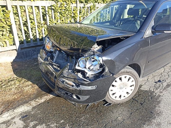 Tamponamento a catena in via Mizzoccola, coinvolte tre auto