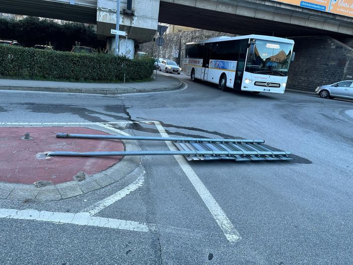 Autocarro abbatte un palo alla rotonda dell'Avis e scappa. Individuato dalla Polizia Locale Autocarro abbatte un palo alla rotonda dell'Avis e scappa. Individuato dalla Polizia Locale