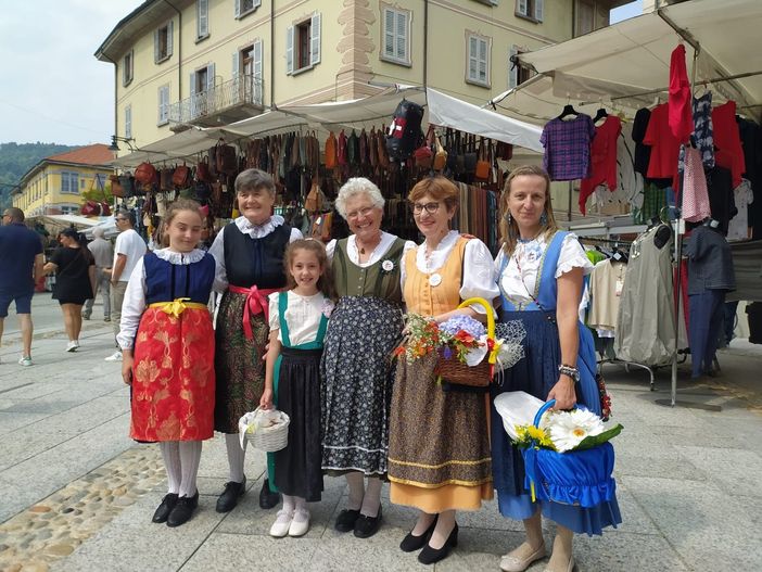 Colori, musica e tradizioni al mercato: i gruppi folcloristici animano la mattinata