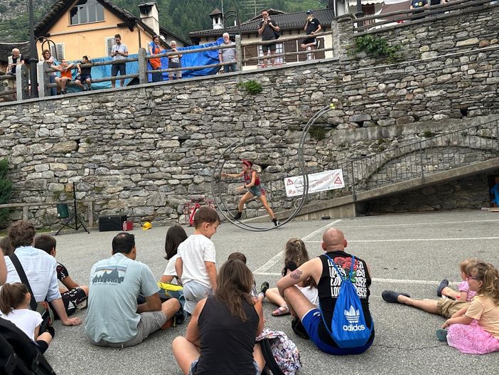 Magia e poesia tra i monti: la domenica di “Castelli in Aria” incanta Villette Magia e poesia tra i monti: la domenica di “Castelli in Aria” incanta Villette