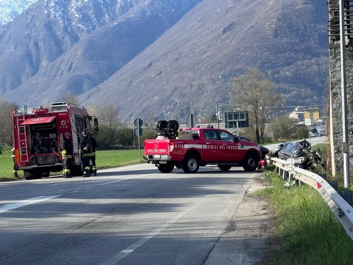 Incidente tra Villa e Domo: auto contro un caseggiato, strada chiusa FOTO Incidente tra Villa e Domo: auto contro un caseggiato, strada chiusa FOTO
