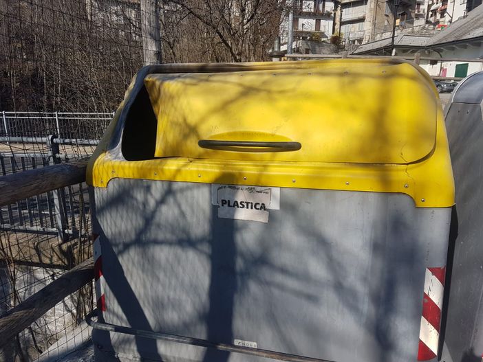 Cenere e brace gettate nel cassonetto, principio di incendio a Toceno