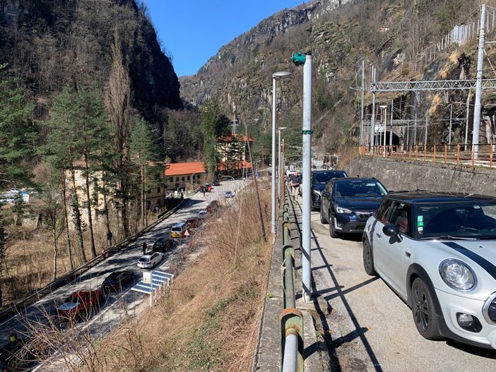 Ancora code lunghissime a Iselle, si attende l'ok per la riapertura della strada    FOTO e VIDEO