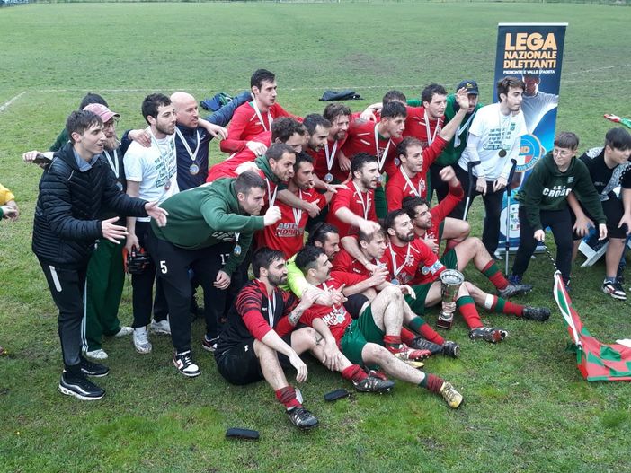 La festa per la promozione al termine della partita Crodo-Pro Vigezzo e l'allenatore Davide Daoro La festa per la promozione al termine della partita Crodo-Pro Vigezzo e l'allenatore Davide Daoro