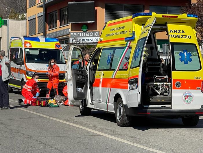Donna investita mentre attraversa la strada davanti all'ospedale
