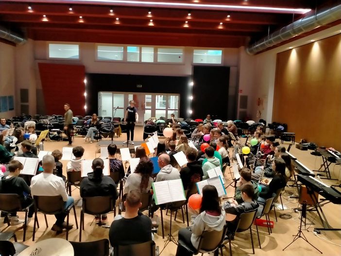 I ragazzi delle Floreanini a lezione di musica con Elisa Marchetti I ragazzi delle Floreanini a lezione di musica con Elisa Marchetti