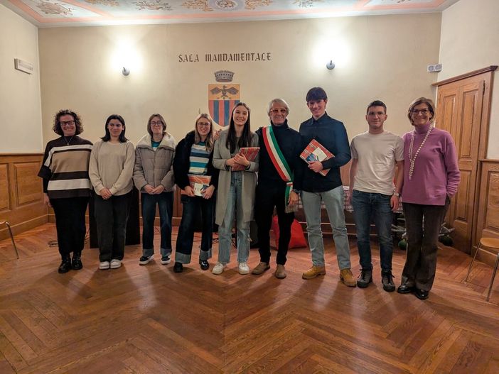 Santa Maria Maggiore celebra i neo diciottenni del 2024 con l'omaggio della costituzione Santa Maria Maggiore celebra i neo diciottenni del 2024 con l'omaggio della costituzione