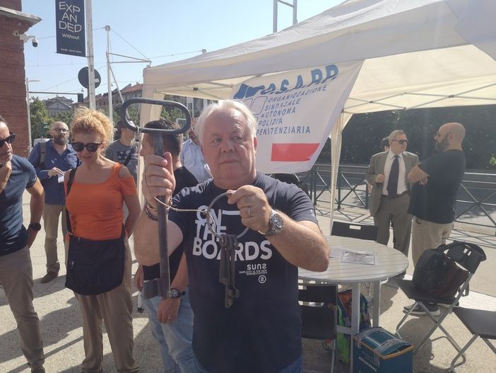 La penitenziaria consegna le chiavi delle carceri alla politica piemontese: "Siamo stati abbandonati"