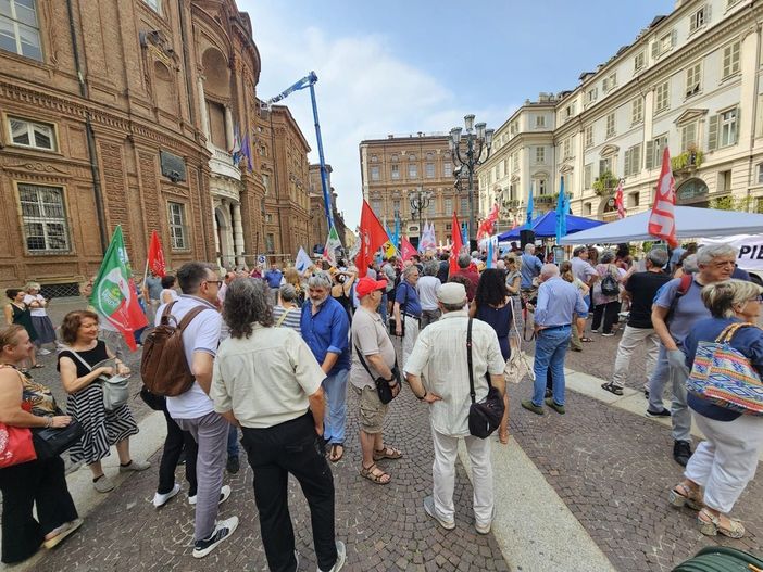 Raccolta firme contro l'autonomia differenziata: "Aumenta diseguaglianze e riduce qualità democrazia" FOTO e VIDEO Raccolta firme contro l'autonomia differenziata: "Aumenta diseguaglianze e riduce qualità democrazia" FOTO e VIDEO