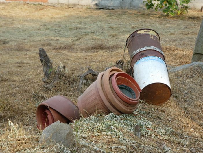 Immondizia rovesciata di notte davanti ad una pizzeria