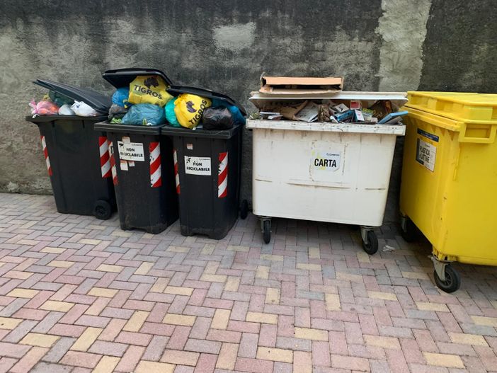 Rifiuti non ritirati da giorni a Domodossola: "Situazione inaccettabile"