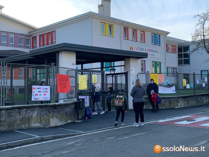 Alle Kennedy di Domodossola la silenziosa e colorata protesta dei bimbi costretti alla Dad FOTO