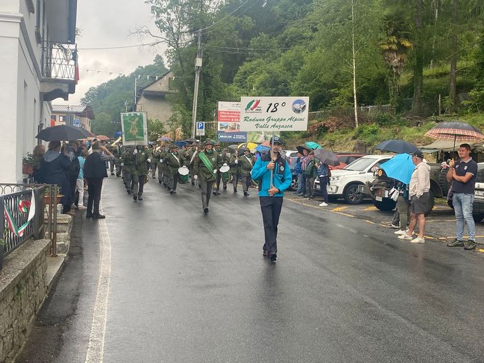 Con la sfilata si sono conclusi i festeggiamenti per i 100 anni del gruppo Alpini di Vanzone FOTO