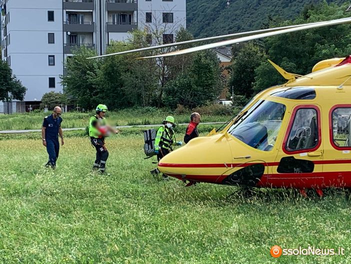 Villa, mamma e figlio cadono dal balcone del terzo piano FOTO E VIDEO Villa, mamma e figlio cadono dal balcone del terzo piano FOTO E VIDEO