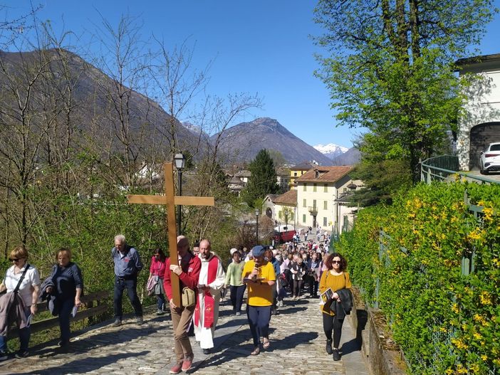 Al Calvario la Via Crucis del vicariato dell'Ossola FOTO Al Calvario la Via Crucis del vicariato dell'Ossola FOTO