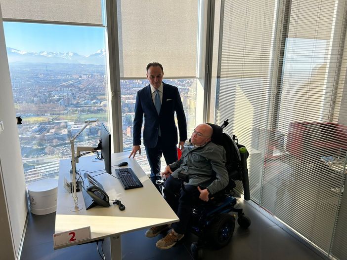 Primo giorno di lavoro al Grattacielo per Massimiliano Caramazza Primo giorno di lavoro al Grattacielo per Massimiliano Caramazza