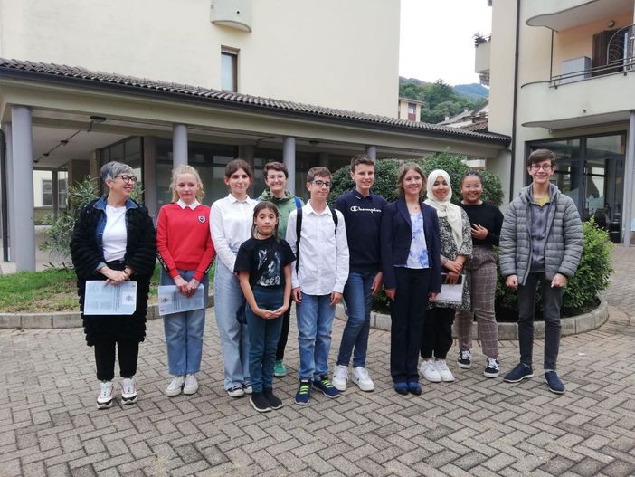 Omegna, il Consiglio Comunale dei ragazzi presenta il concorso Scrittori in erba Omegna, il Consiglio Comunale dei ragazzi presenta il concorso Scrittori in erba