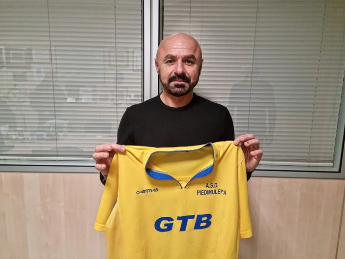 Nella foto (tratta dal sito del Piedimulera Calcio) il neo allenatore Luca Porcu