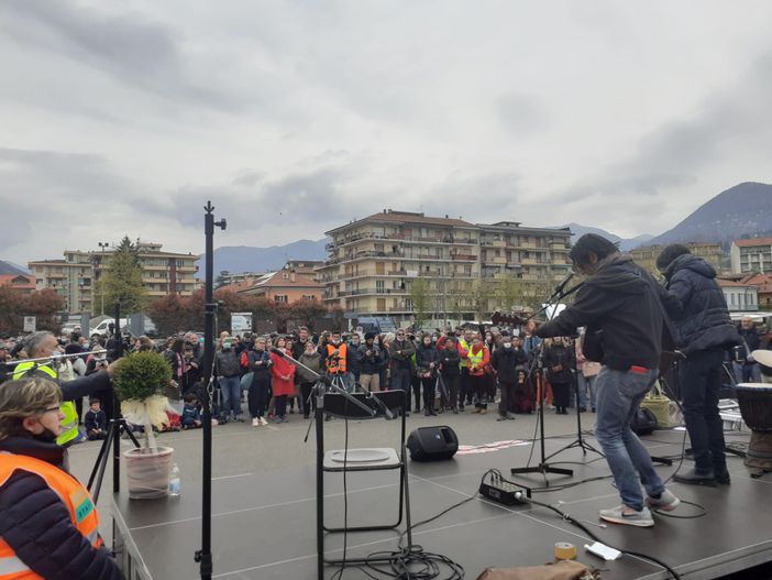 In molti oggi a Verbania per la manifestazione di 'Fuoco Rinascita Vco' FOTO