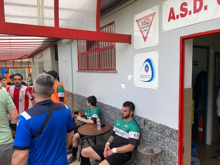 "Negro di m....": un tifoso insulta l'arbitro e lui sospende la partita "Negro di m....": un tifoso insulta l'arbitro e lui sospende la partita