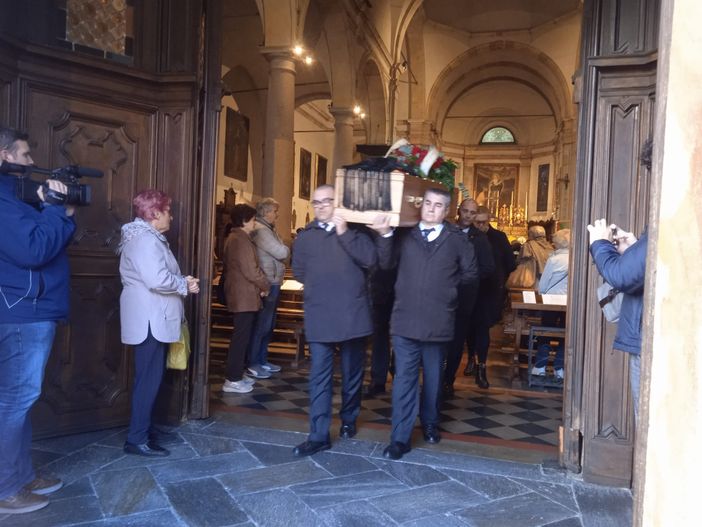 In tantri per l'estremo saluto a Franca Olmi