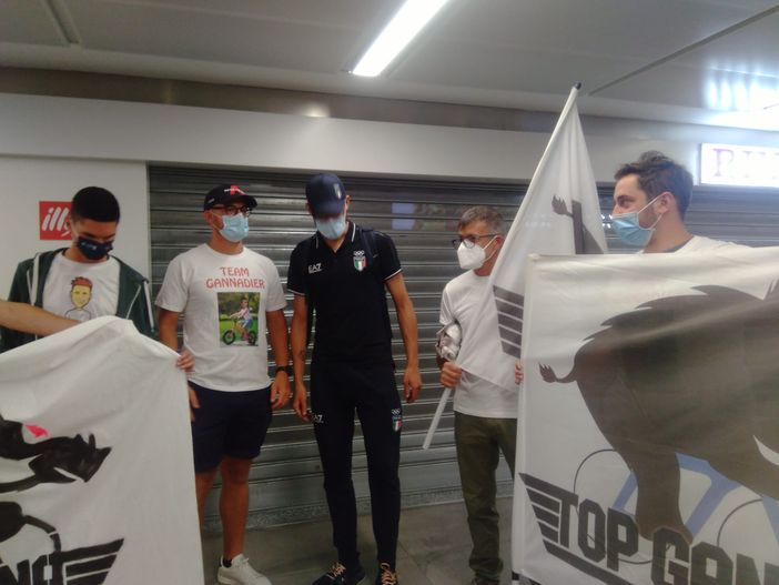 Grande festa per il rientro di Filippo Ganna all’aeroporto di Linate
