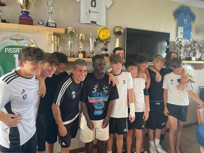 Bagno di folla oggi a Baveno per Willy Gnonto