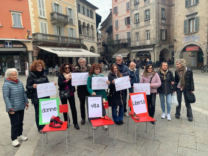 Manifestazione in piazza mercato per i diritti delle iraniane FOTO