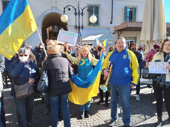 Da tutto il Vco in piazza Ranzoni a Intra per dire no alla guerra in Ucraina. FOTO