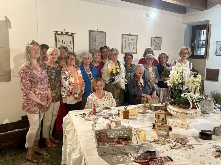 &quot;Colori, emozioni, ricami&quot;: inaugurata la mostra di punto croce a Buttogno