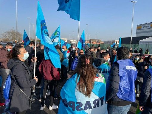 Protesta dei corrieri Amazon contro l'algoritmo: “Una consegna in 3 minuti è un'eresia" Protesta dei corrieri Amazon contro l'algoritmo: “Una consegna in 3 minuti è un'eresia"