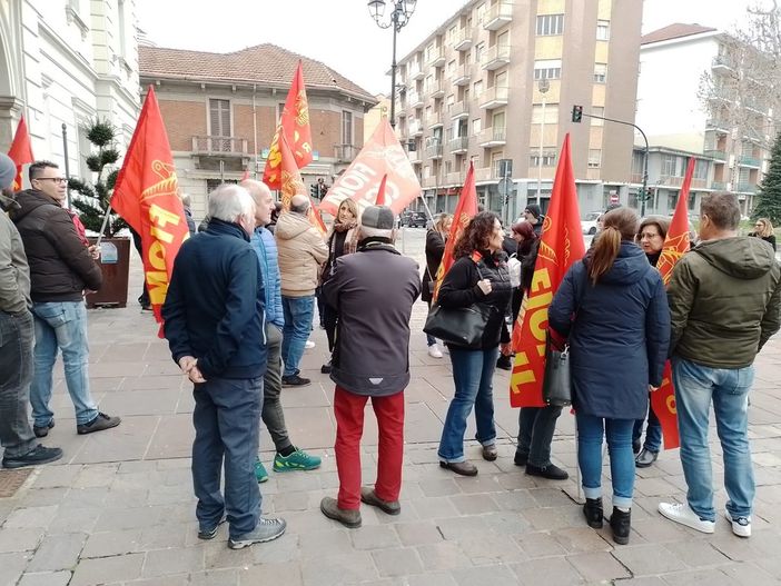 La richiesta del M5S: &quot;Un fondo da 10,5 milioni di euro per sostenere i lavoratori disoccupati o in cassa integrazione&quot;