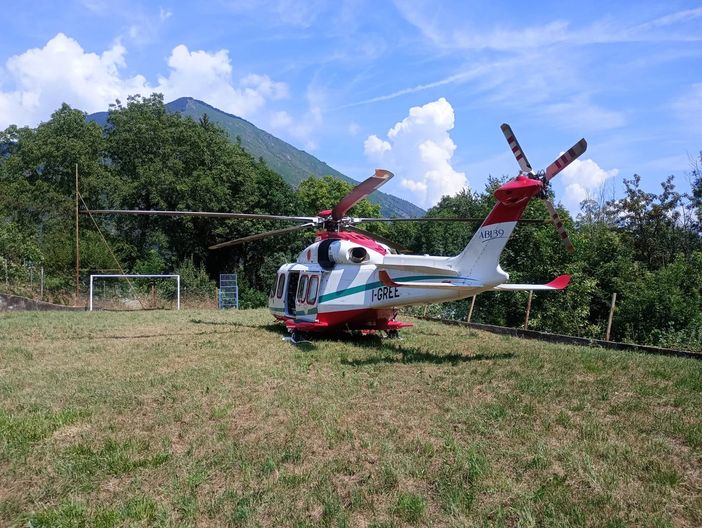 Scivola in un canalone mentre cerca funghi: paura per una 76enne Scivola in un canalone mentre cerca funghi: paura per una 76enne