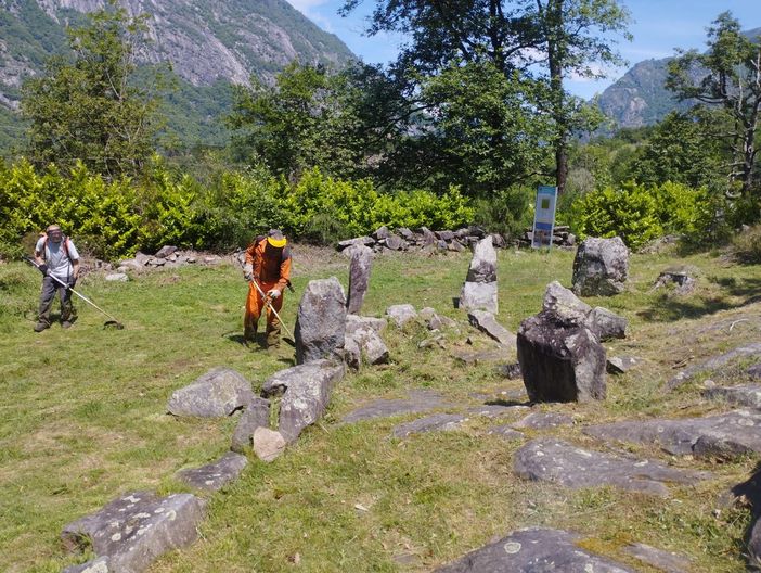 I volontari della Pro Loco di Montecrestese impegnati nella tradizionale pulizia dei sentieri