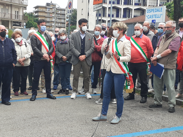 In tanti al presidio davanti al Castelli: la Lega nel mirino In tanti al presidio davanti al Castelli: la Lega nel mirino